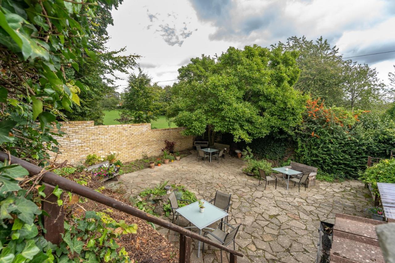 Rock House Bed And Breakfast Мейдстън Екстериор снимка
