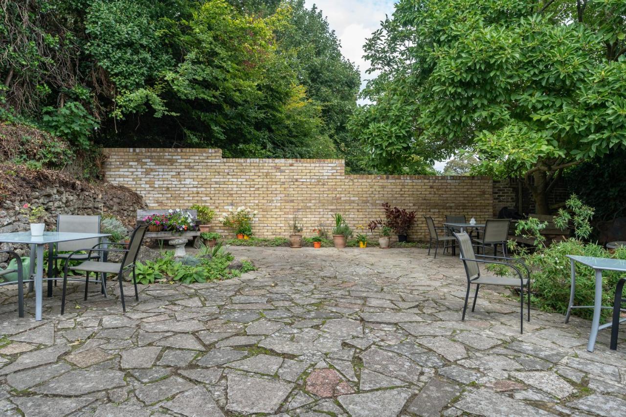 Rock House Bed And Breakfast Мейдстън Екстериор снимка
