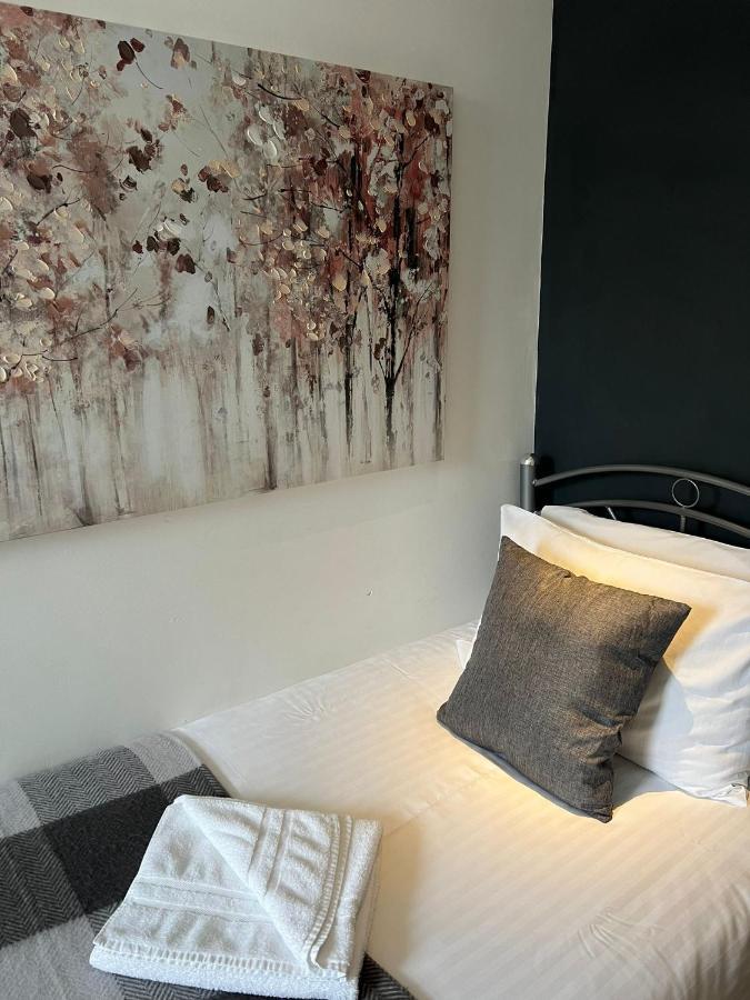 Rock House Bed And Breakfast Мейдстън Стая снимка
